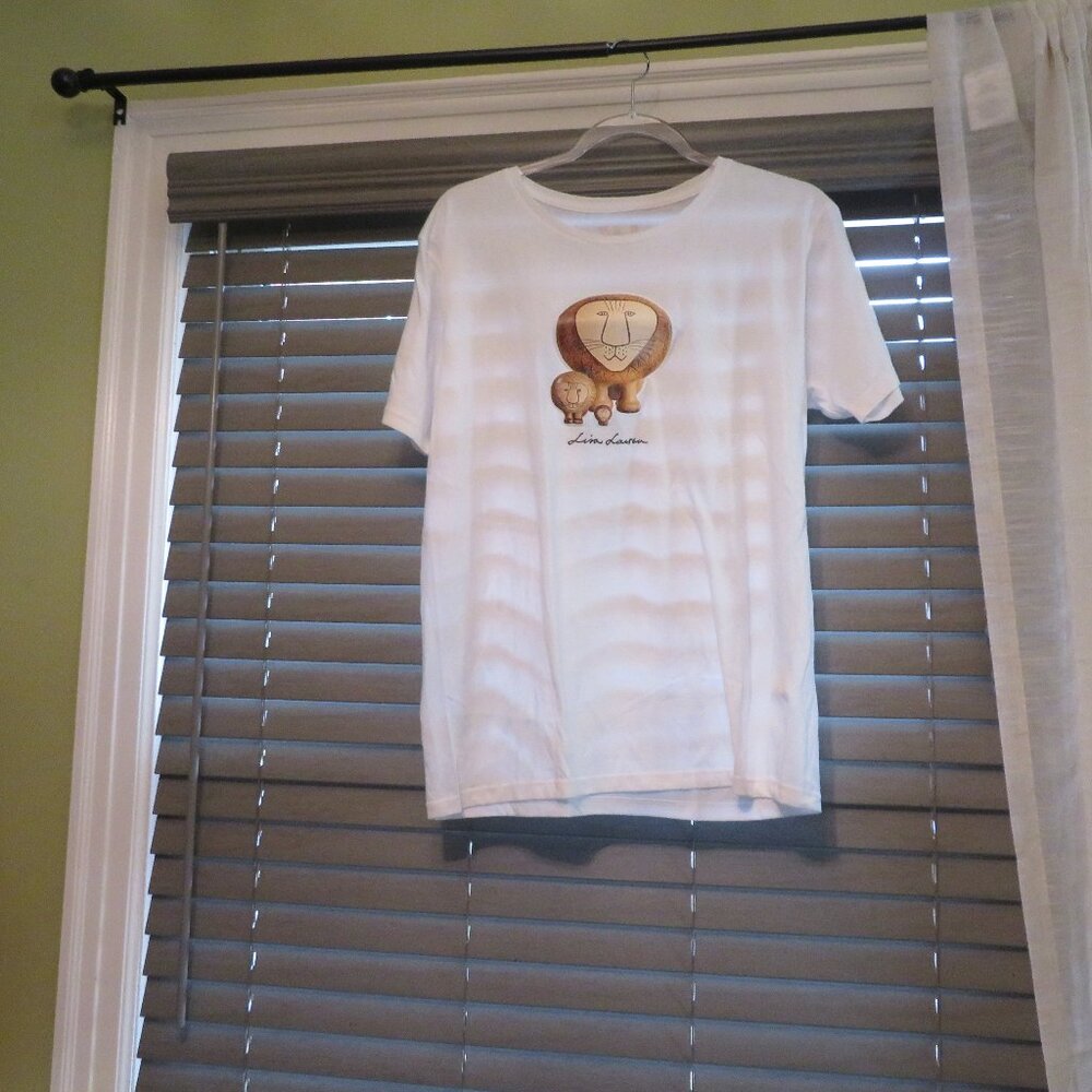 Women`s Lisa Larson White Shirt w/ logo  Large In great Condition w/ minor flaws